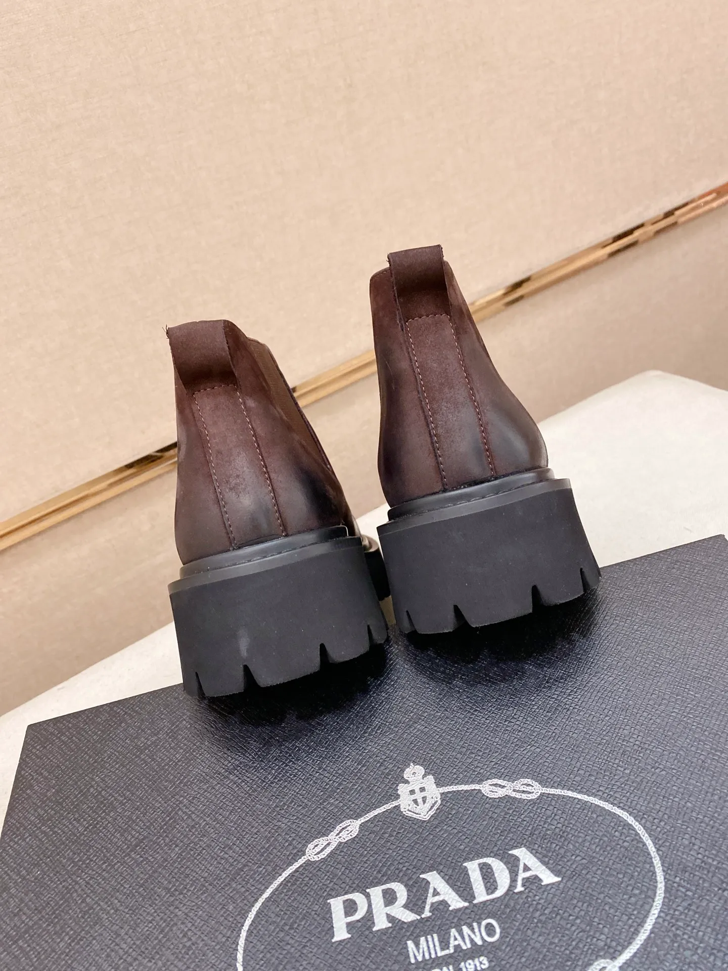 Factory price 580💰 The new PRADA (Prada) counters are launched simultaneously, new men's shoes, 😘fabrics are selected from cowhide. Lining: Full sheepskin lining. 👍🏿 High-end ☄️ air-cushion molded anti-slip rubber outsole, exquisite lines, simple and elegant, comfortable and high-end for leisure travel. Number of yards: 38 to 44. Can be ordered for 45 non-refundable
